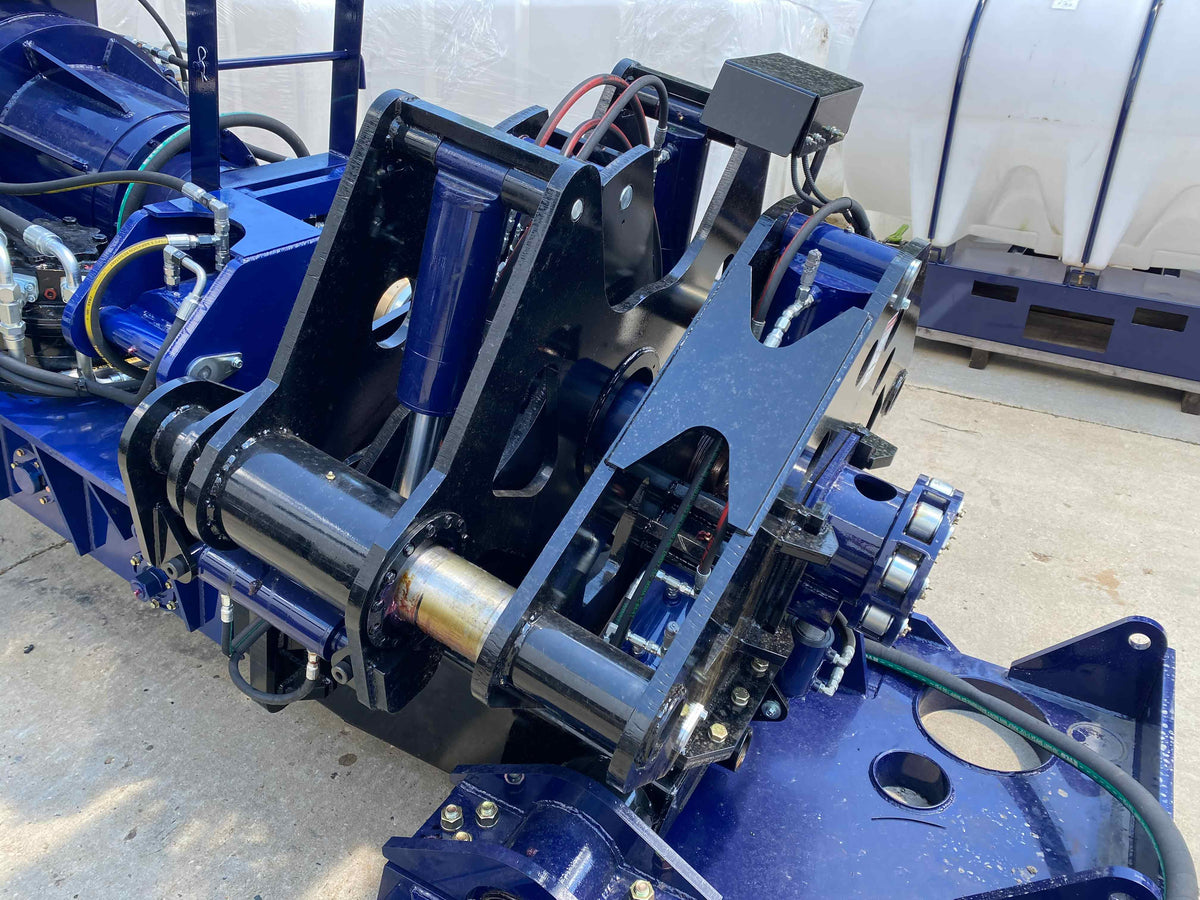  UNI 250x400 heavy-duty tracks and undercarriage detail